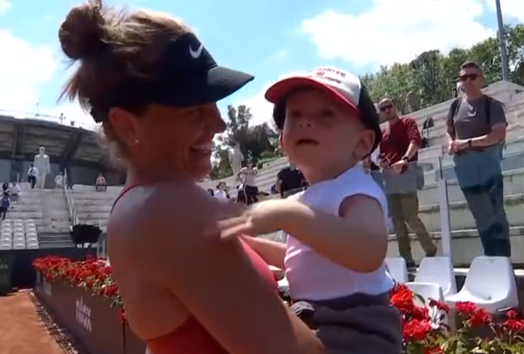 Emoción pura: Strycova gana su primer partido tras ser madre y celebra con su hijo
