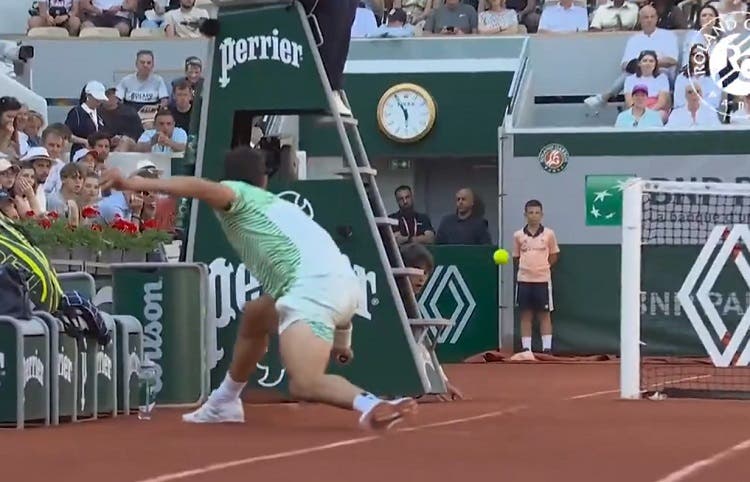 ¡Por afuera de la red! Alcaraz gana el punto más increíble en Roland Garros