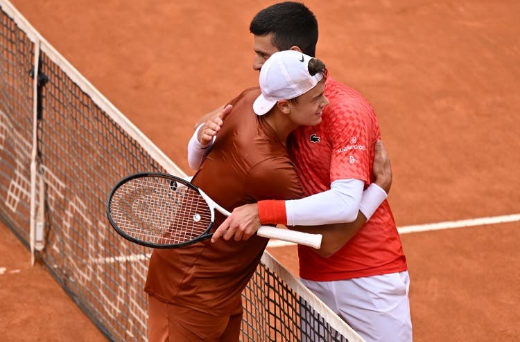 «No lo creo…»: Rune refuta las comparaciones con Djokovic y contradice a Novak