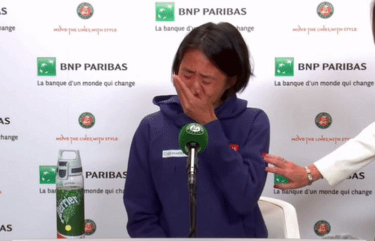 Zhang Shuai rompe a llorar en conferencia tras caer en Roland Garros