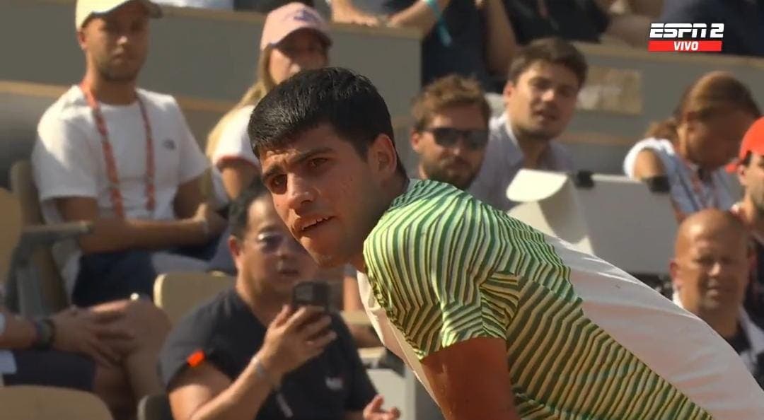 [VIDEO] El momento en el que Carlos Alcaraz sufre el calambre que asustó a todos en Roland Garros