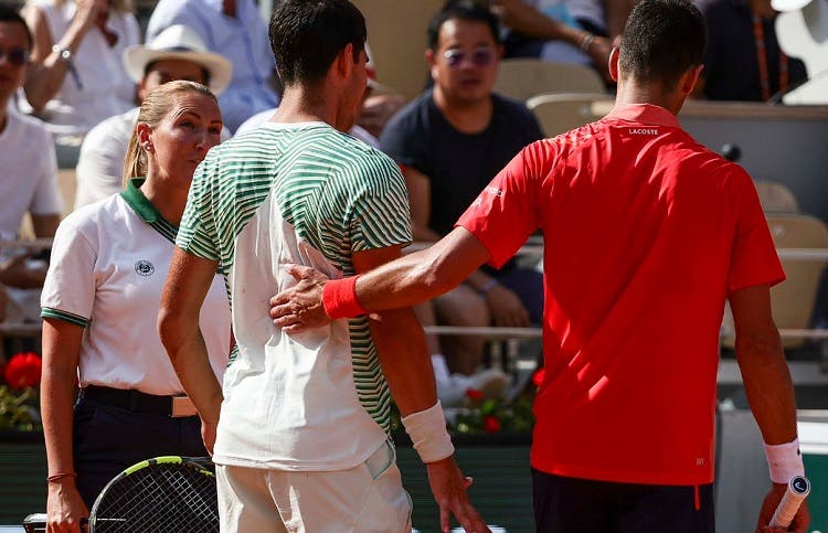 Carlitos Alcaraz felicita a Djokovic tras ganar Roland Garros
