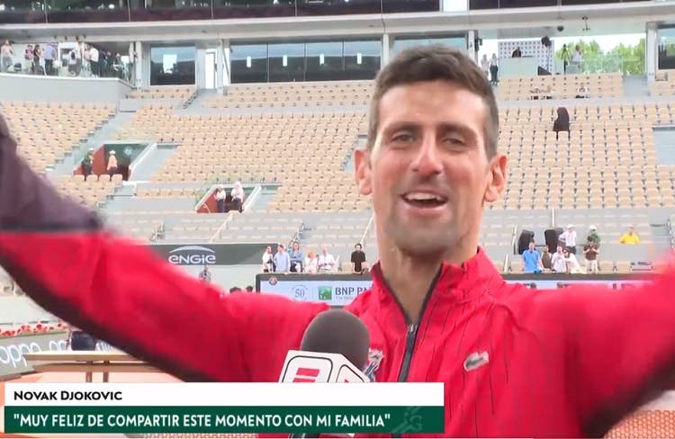 Djokovic celebra su título en Roland Garros… ¡cantando en español!