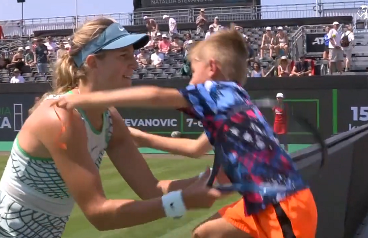 Libema Open: Vika Azarenka celebra su primera victoria junto a su hijo Leo