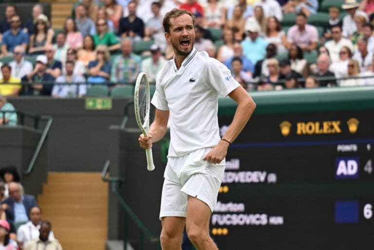 Daniil Medvedev sufre con Fucsovics, pero avanza a octavos de final en Wimbledon