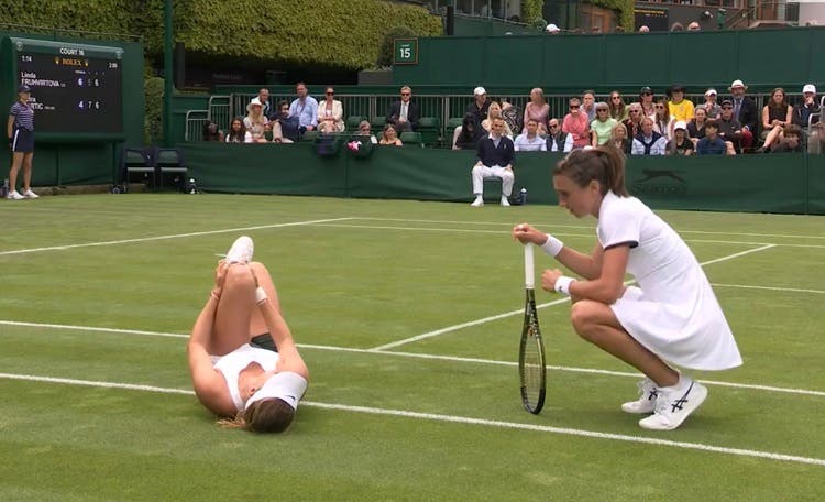 Mucho dolor: Fruhvirtova sufre una dura caída y se retira de Wimbledon