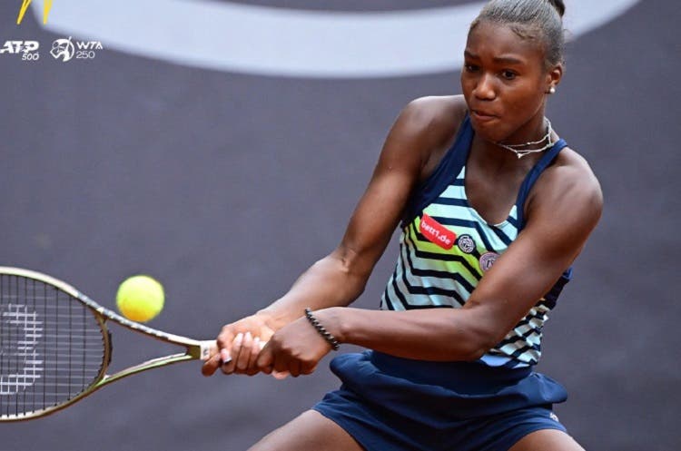 La historia de Noha Akugue: la nueva joya del tenis que «pica como una abeja» con cara de póker