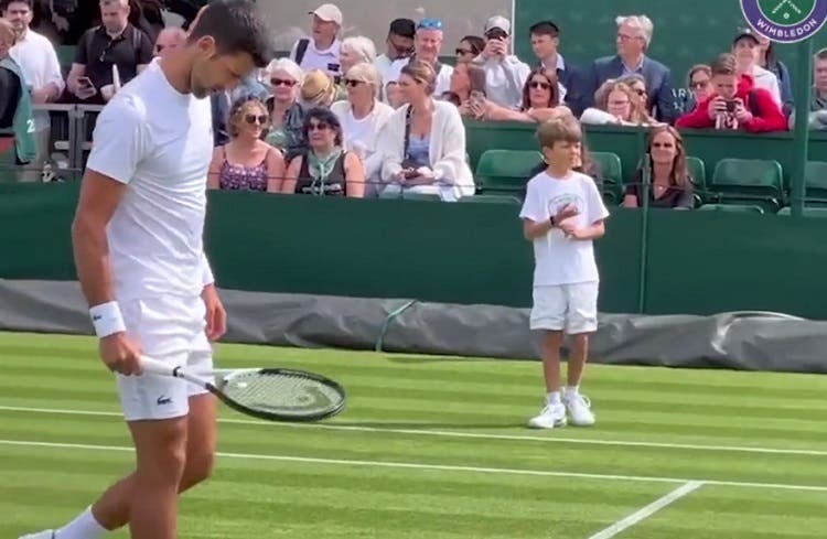 Novak Djokovic entrena en Wimbledon con la ayuda de su hijo Stefan