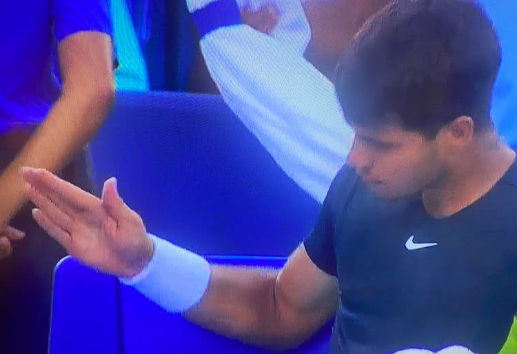 ¡Se lastimó la mano! La reacción de furia de Alcaraz tras perder match point con Djokovic