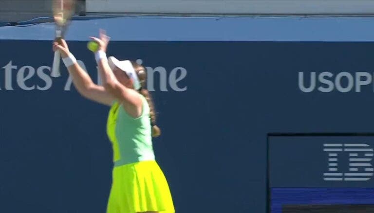 [VIDEO] Jelena Ostapenko expulsa a un fanático de las gradas en el US Open