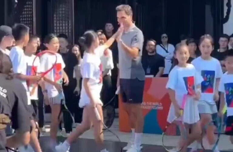 [VIDEO] Roger Federer vuelve a jugar al tenis con niños en Shanghái