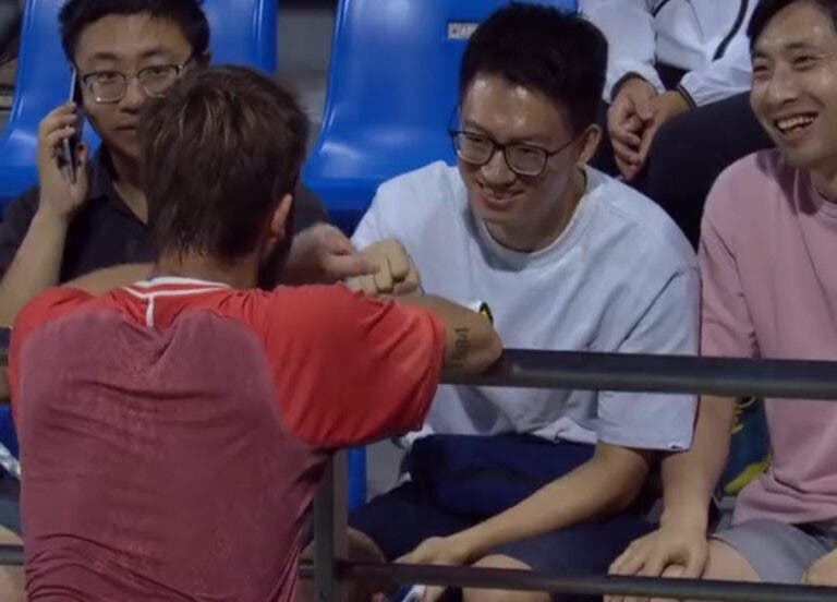 [VIDEO] Corentin Moutet le saca la sonrisa a un fanático en medio del partido en Shanghái