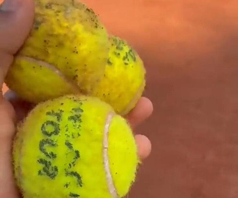 Un tenista argentino muestra las increíbles condiciones de las pelotas en el circuito ITF