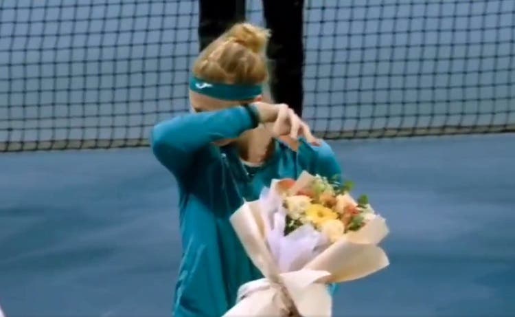 Bouzkova pierde la final más dolorosa y rompe a llorar: «No sé si puedo hablar…»