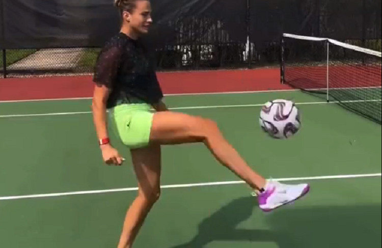 [VIDEO] La número 1 mundial de tenis Sabalenka sorprende con su talento para el fútbol
