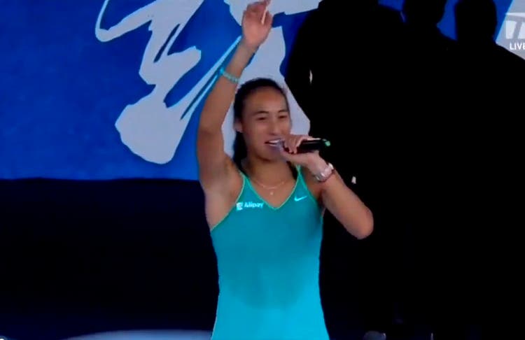 [VIDEO] Zheng Qinwen celebra su primer título de WTA 500… ¡cantando en la cancha!