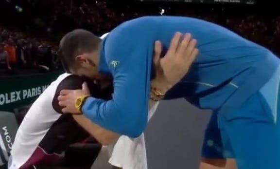 [VIDEO] El gesto de Novak Djokovic en Paris: Frenó su entrevista para consolar a Grigor Dimitrov