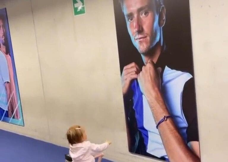 [VIDEO] El tierno video de la hija de Medvedev al ver a su padre en un afiche