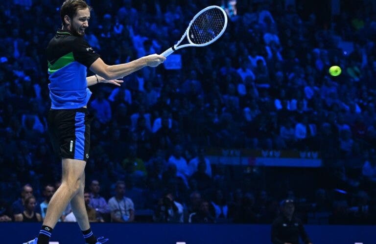 Daniil Medvedev se impone a Alexander Zverev y es semifinalista del ATP Finals