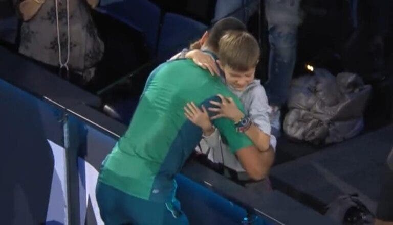[VIDEO] El tierno abrazo de Djokovic con sus hijos después de ser campeón del ATP Finals