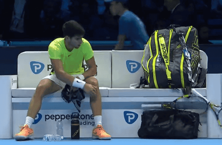 ¡Explotó Carlitos! El tremendo punto de Djokovic y la reacción de furia de Alcaraz con su raqueta