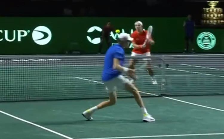 ¡Cuidado Jannik! Sinner sufre un duro pelotazo a la cabeza en medio de la Copa Davis