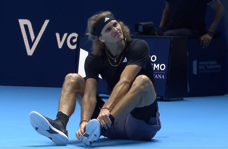 ¡Qué susto! Zverev sufre una dura caída y preocupa a todos en las ATP Finals